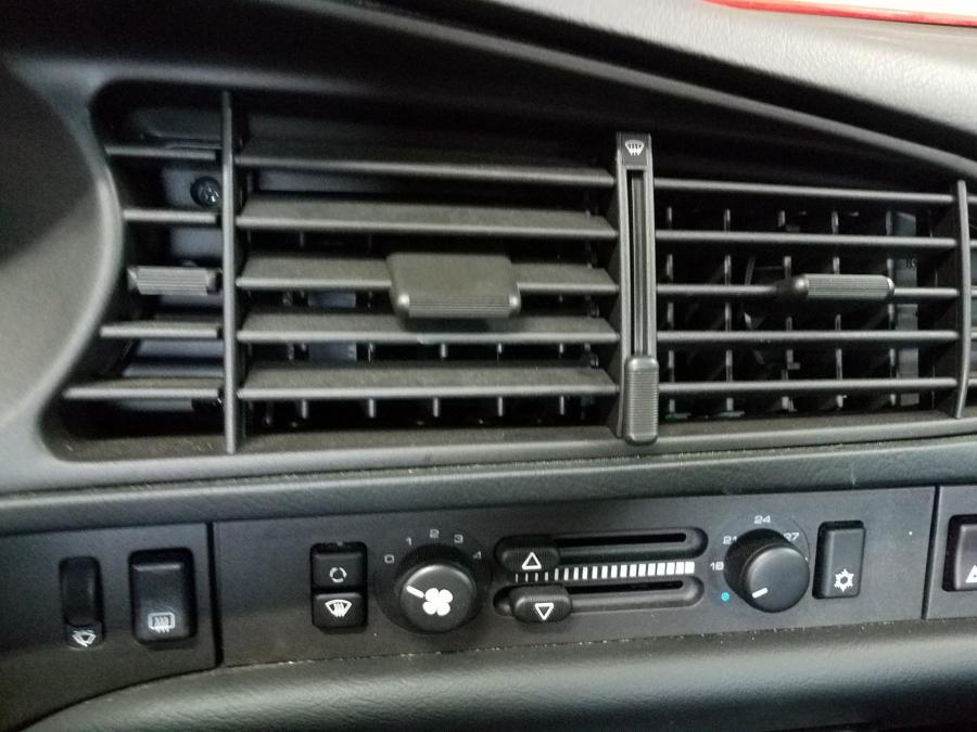 Детали интерьера Porsche 944 Turbo 1986 года  (фото 98 из 149)